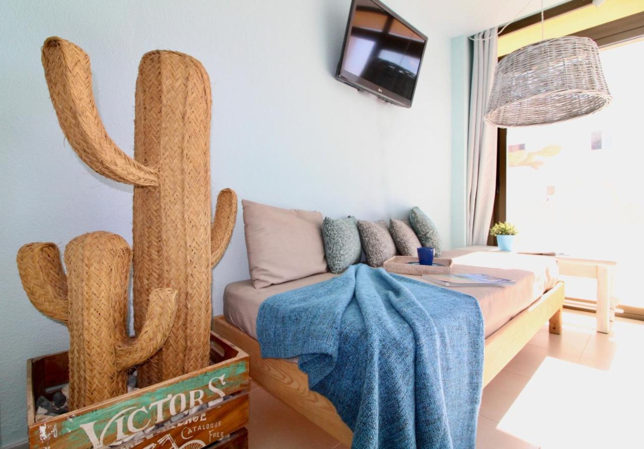 Agradable Apartamento Con Terraza En Formentera Es Pujols Bagian luar foto