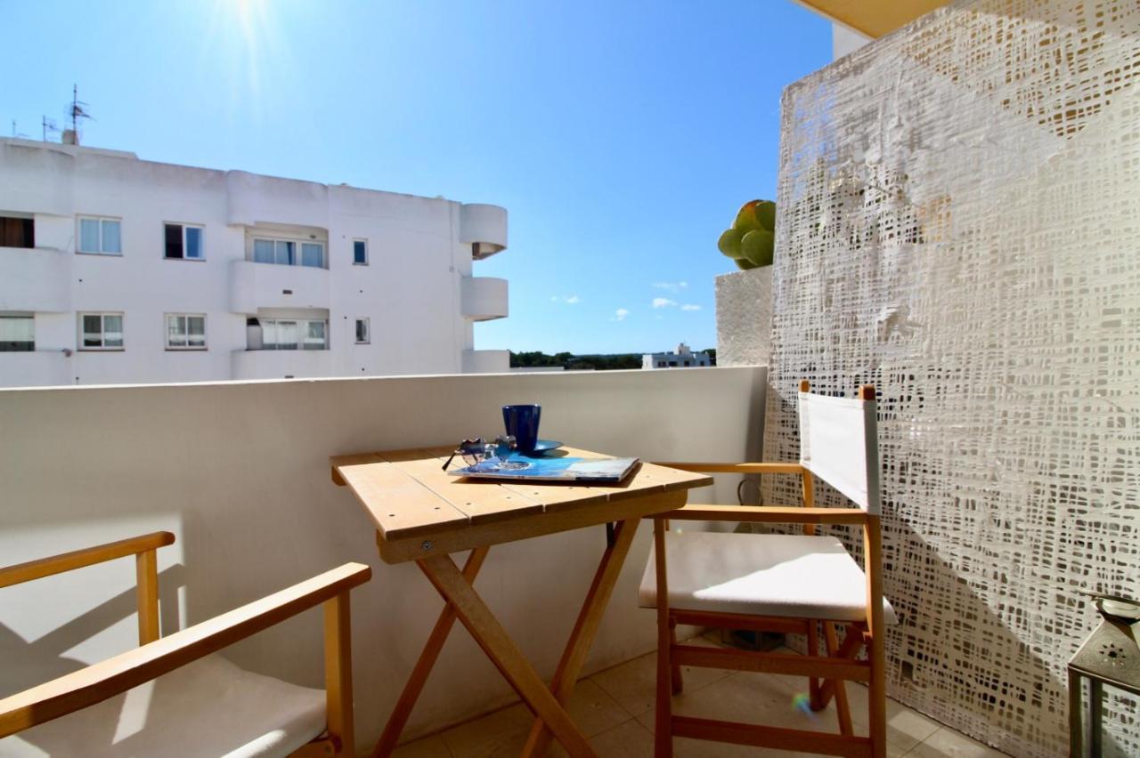 Agradable Apartamento Con Terraza En Formentera Es Pujols Bagian luar foto